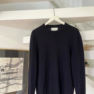 Cashmeretröja  - Säljer en ursnygg cashmeretröja från ett av Zaras ”kvalitetsmärken”: Zara origins.  Tröjan är mörkblå och är i storlek M. Skulle däremot vilja påstå att den är mer mot S men går som M såklart också🤩. Tröjan är mörkblå!  Pris 600kr