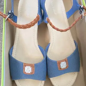 En blåa sandalen, använd bara några timmar i storlek 38