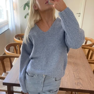 Stickad teöja - Säljer denna blåa stickade tröja från HM då jag har en annan liknande, superfin och skön! Den är i storlek XS men skulle säga att den är lite oversize. Sparsamt använd!🥰
