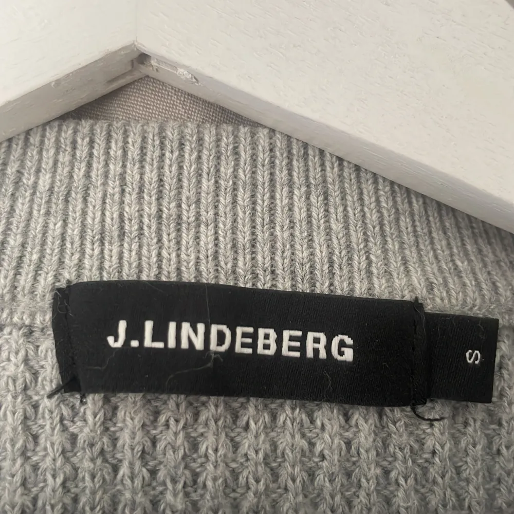 Säljer en riktigt fet j.lindberg tröja för riktigt bra pris 🙌🙌  Den är exakt som den populära beiga tröjan jag sålde!. Tröjor & Koftor.
