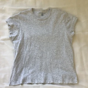 Grå t-shirt - Grå t-shirt från brandy Melville i one-size ! ❤️Kom privat för frakten, och hela betalningen sker via swish!