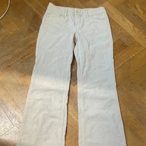 Beiga lågmidjade byxor<3 - Fina beige byxor använda en gång<3