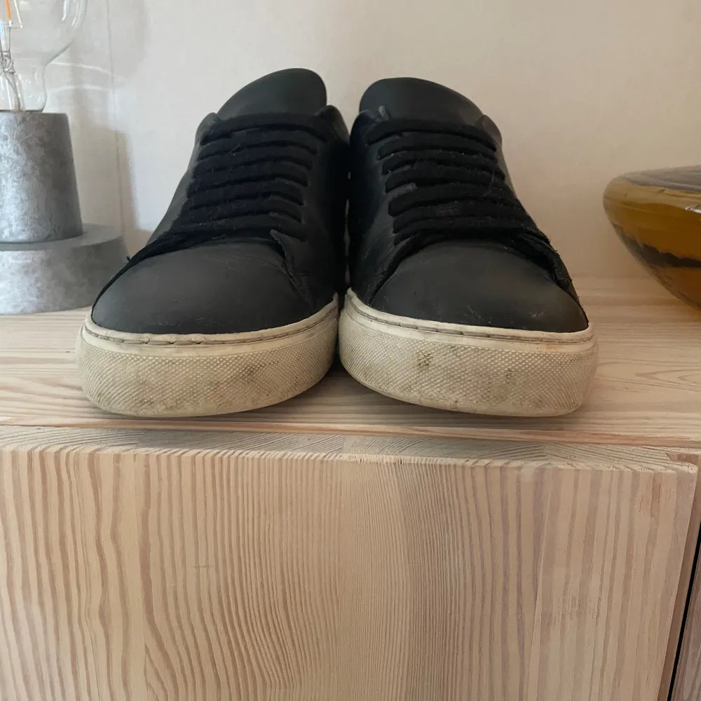 Säljer dessa skor då dom blivit för små. Skicket på skorna är 7/10 och har bara ett fel som är arigato märket på ena skon. Skorna är sjukt snygga till sommaren och enkla att styla. Dessa skor är knte tvättade och kan se ut som nya om man tvättar de.. Skor.
