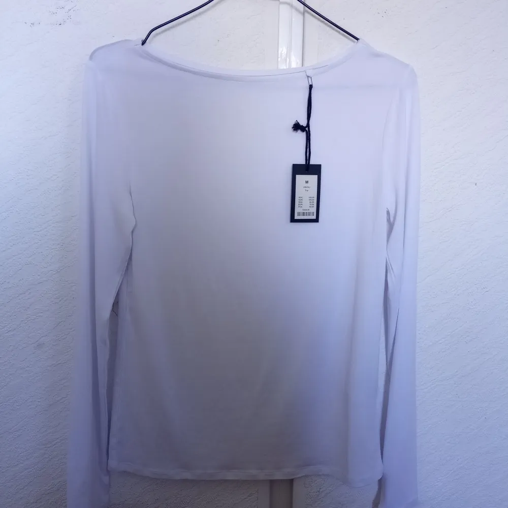 Säljer denna vita långärmade tröjan strl M från lager 157. Helt ny, oanvänd. Pris lapp finns kvar. Köptes förra helgen för 100kr. Säljer den för 60kr + frakt!. Tröjor & Koftor.
