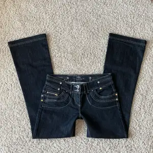 Assnygga lågmidjade vida jeans! Helt perfekta🙏🏼 Midjemått rakt över: 39cm. Innerbenet: 78 cm. Benbredd: 24cm