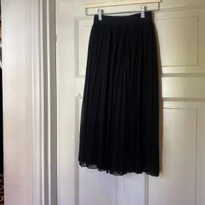 En svart fin kjol. Den är från nakd köpt för några år sedan tyvärr är den för liten nu. 