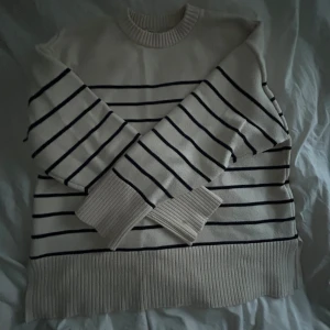 Randig Zara Tröja 🌟 - Säljer min zaratröja som använts sparsamt och är i bra skick förutom att den har en fläck som inte har gått bort i tvätten (se bild 3), därav priset💕💕