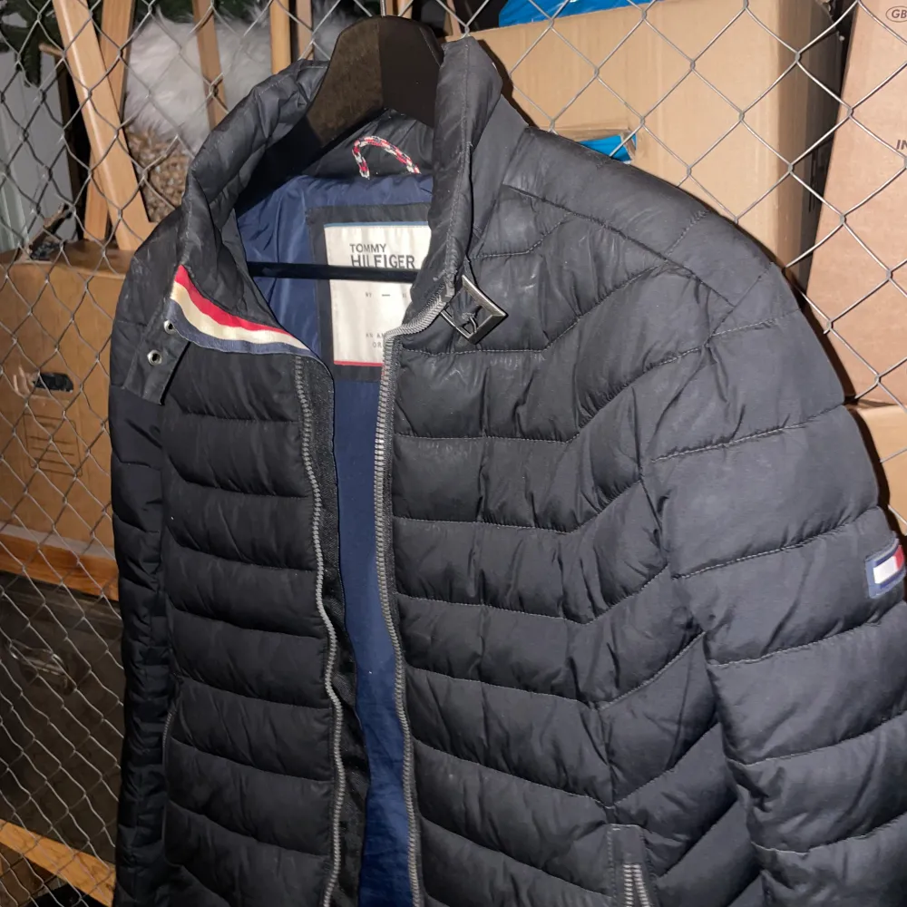 Snygg Tommy Hilfiger jacka i storlek XS. Använd men i jättebra skick!. Jackor.