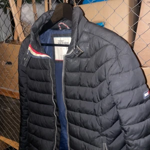 Tommy Hilfiger jacka - Snygg Tommy Hilfiger jacka i storlek XS. Använd men i jättebra skick!