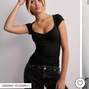 Nelly topp - Helt oanvänd svart topp ifrån Nelly. Säljer pga för liten.