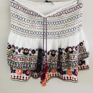 Fin kjol från zara använd fåtal gånger💗xs men passar även större då den är stretchig