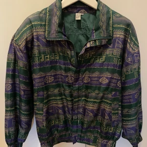 Retro jacka - Köpt secondhand och är i storlek M 🥰 har även axelvaddar. 