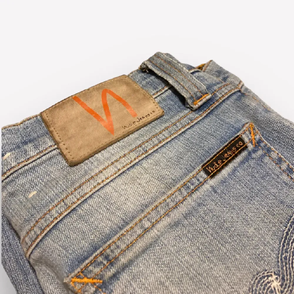 Riktigt snygga ljusblåa nudie jeans i perfekt skick. Ny pris runt 1399kr  Midja 26 Längd 32 ⚠️TRYCK INTE KÖP NU⚠️ Diskutera istället   . Jeans & Byxor.