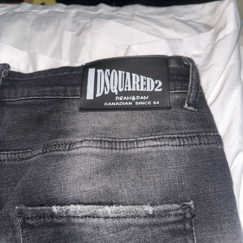 Dsquerd jeans som är väldigt unika och är inte använda . Farkut & Housut.