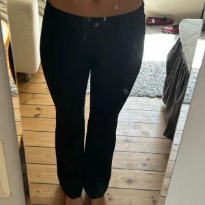 Yogapants i träningsmaterial - Superskönt och snygga Yogapants i träningsmaterial! Rätt långa då jag är 175 typ men har ingen söm så går jättebra att bara klippa av de lite om det behövs 💞💞👌🏽👌🏽