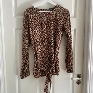 En blus i leopardmönster, nästan aldrig använd