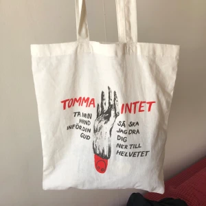 Tomma Intet - merch/tygkasse  - Officiell merch från västkustens bästa band Tomma Intet. Mycket gott skick – tror knappt den är använd en enda gång. En liten liten fläck , se tredje bilden.