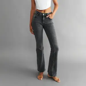 Jättefina och trendiga grå bootcut jeans från Gina ! Nypris ligger på 499.95. De är lite slitna längst ner men inget märkbart. Läs bio innan köp ! 