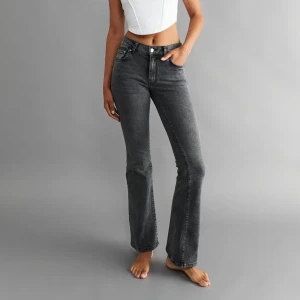 Gina bootcut jeans  - Jättefina och trendiga grå bootcut jeans från Gina ! Nypris ligger på 499.95. De är lite slitna längst ner men inget märkbart. Läs bio innan köp ! 