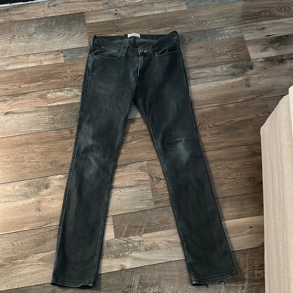 Ett par mörkgråa slim jeans från acne, använda fåtalet gånger, behövde så vid skrevet men fungerar fortfarande som vanligt de därför de låga priset, vid fler frågor kom dm. Jeans & Byxor.