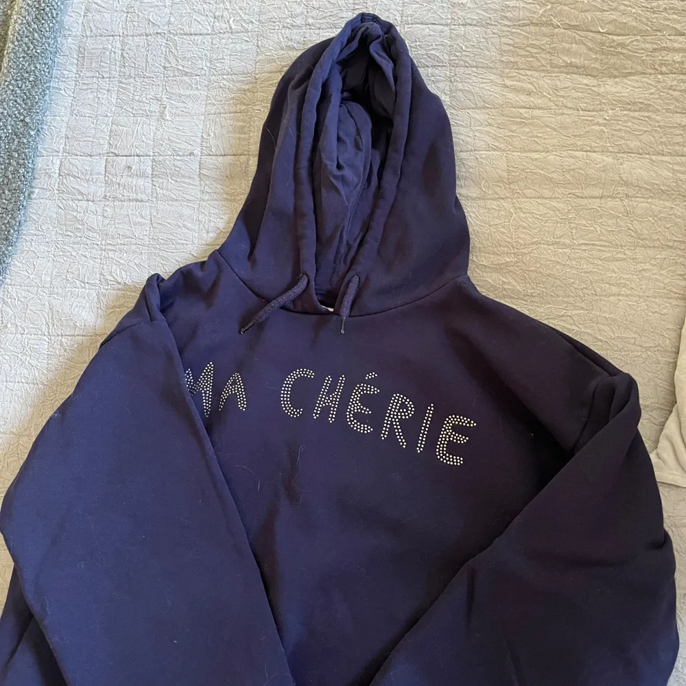 en hoodie från gina med små stenar på som bildar orden ”ma chérie”. den är från gina young och i bra skick förutom att snörena har tappat silver grejerna. säljer för 50kr+frakt. Hoodies.