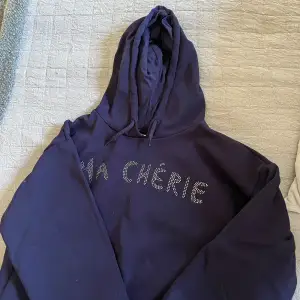 en hoodie från gina med små stenar på som bildar orden ”ma chérie”. den är från gina young och i bra skick förutom att snörena har tappat silver grejerna. säljer för 50kr+frakt