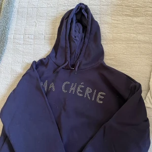 marinblå ma chérie hoodie  - en hoodie från gina med små stenar på som bildar orden ”ma chérie”. den är från gina young och i bra skick förutom att snörena har tappat silver grejerna. säljer för 50kr+frakt