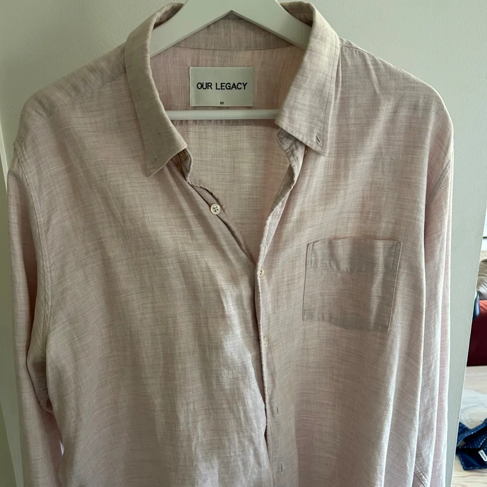Linneskjorta från Our Legacy. Storlek 52/xl. Ljusrosa i färgen, perfekt till sommaren.  . Skjortor.
