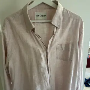 Linneskjorta från Our Legacy. Storlek 52/xl. Ljusrosa i färgen, perfekt till sommaren.  