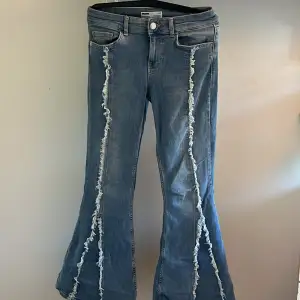 Säljer dessa coola Lågmidjade jeans från Berschka.  Säljer då de är för långa för mig (jag är 161). Nyskick! 🥰💘