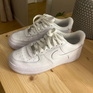 Skor - Vita air force ungdom, Använda ungefär 5 gånger så nästan i nyskick. Köpte för 1 149💗