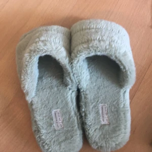 Tofflor!  - Snygga och skön tofflor! Den vänstra tofflan har är lite sönder vid sulan men syns inte 💗