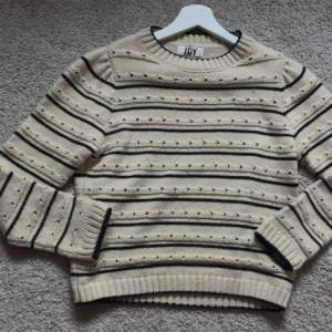 Säljer denna mysiga stickade tröjan från JDY, då den tyvärr är för liten för mig. Köpt här på plick. Den är i storlek xs men skulle säga att den nästan är xxs. 
