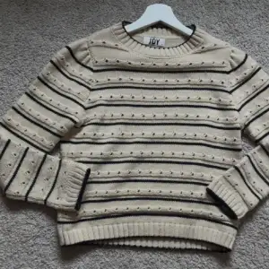 Säljer denna mysiga stickade tröjan från JDY, då den tyvärr är för liten för mig. Köpt här på plick. Den är i storlek xs men skulle säja att den nästan är xxs. 