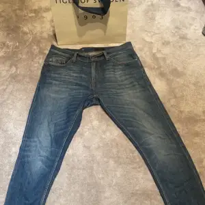 Säljer nu ett par feta tiger of Sweden jeans, modell pistolero storlek 31/32 jävligt sköna och är i bra skick. Ny pris ligger på typ. 1400 medans vårt pris är endast 499, hör av er om ni har fler frågor eller vill ha fler bilder✨✨