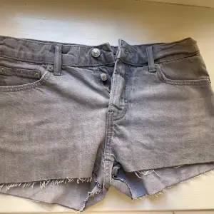 Jätte snygga jeans shorts till sommaren!💕💕de är lågmidjade/mid waist och i nyskick. Jag säljer dem då de var för stora🥲Köp dessa och likadana i blå för billigare pris! Kontakta mig vid frågor och intresse! Pris kan diskuteras!