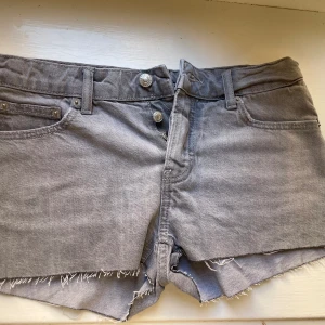 Jeans shorts - Jätte snygga jeans shorts till sommaren!💕💕de är lågmidjade/mid waist och i nyskick. Jag säljer dem då de var för stora🥲 Kontakta mig vid frågor och intresse! Pris kan diskuteras!