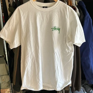 Stussy T-shirt - Hej, säljer min Stussy tiki t-shirt då den inte kommer till användning längre. Den är äkta och köpt på Nitty Gritty i Stockholm. Pris kan diskuteras. Vid frågor eller funderingar är det bara att skriva.