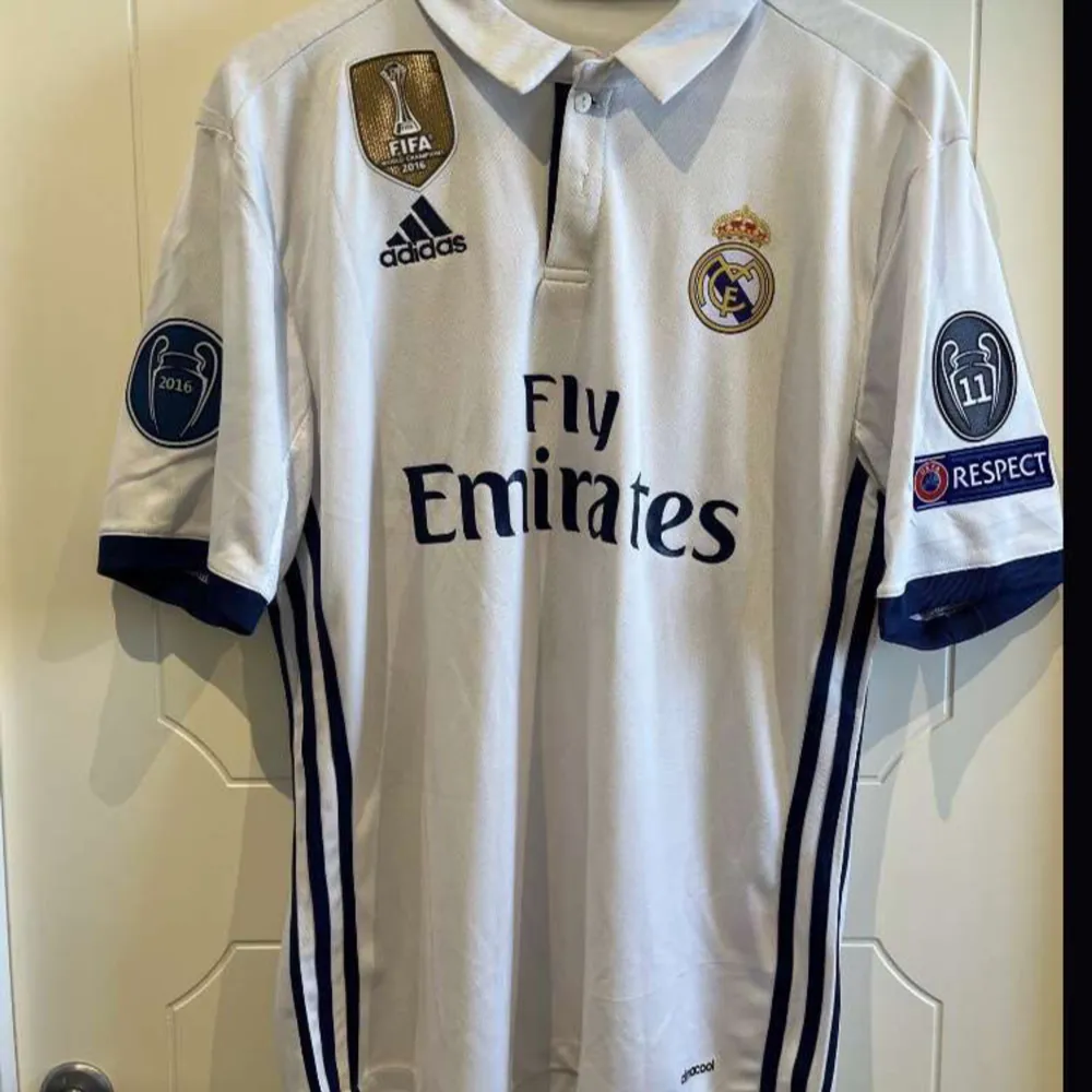 Tja! Säljer nu denna sjukt feta Real Madrid tröjan. 10/10 skick, helt ny, aldrig använd.💯🔥. T-shirts.