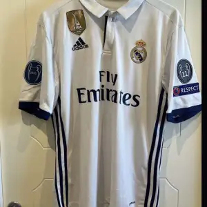 Tja! Säljer nu denna sjukt feta Real Madrid tröjan. 10/10 skick, helt ny, aldrig använd.💯🔥
