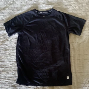 Svart tränings tshirt - Svart tränings tshirt i nyskick. Pris kan diskuteras.