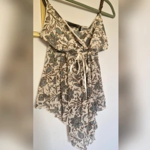 Vintage topp - Säljer super söt vintage topp. ♡ Den har en öppningen i mitten. ♡ Turkos och bruna detaljer.  ♡ Justerbara bruna axelband.  (Det står storlek L men det passar bäst S och M) 