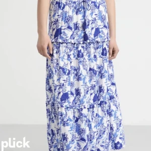 Blå Långkjol från lindex - Säljer denna jättefina blåa Långkjol från lindex märke Holly & whyte. Dock så är den lite uppriven nere men det är inget som märks av så mycket. Säljer pga att den har blivit för kort för mig💕 pris kan diskuteras