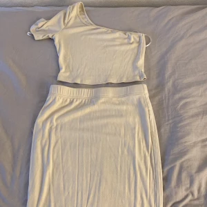 Beige kjol och en topp 💕 - Fin har testat den aldrig tagit på mig den och gått ut bara testat och den sitter så fin och den e så fin från SHEIN 💕