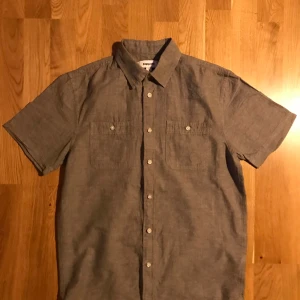 Fin kortärmad skjorta (S) - Fin kortärmad skjorta (S) i bomull/linne från Kappahl, fin till våren/sommaren. Sparsamt använd. 