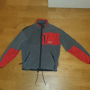Peak performance fleece - Fint skick, endast lite nopprig runt insidan av kragen som ej syns under användning 
