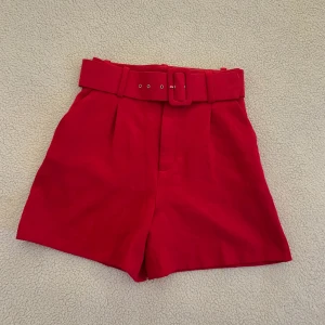 ZARA röda shorts med skärp - Aldrig använda, i nyskick utan anmärkningar. Snygga att kombinera med ett par strumpbyxor. Passa på inför alla hjärtans dag ❤️