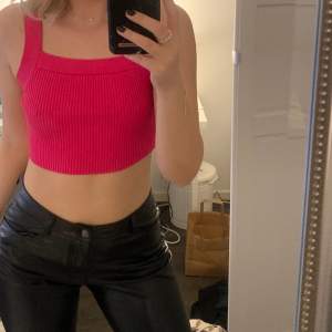 Rosa croptop i stickat material, knappast använd💕