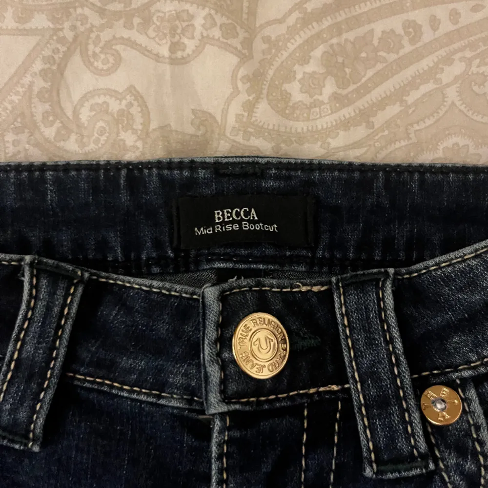 True region jeans i bra skick, jätte fina lågmidjade jeans som sitter hur fint som helst!. Jeans & Byxor.