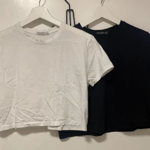 T-shirts - 2 st croppade T-shirts från stradivarius. Sparsamt använda då i fint skick ❤️‍🔥 passar bra med t.ex. ett linne under eller bara dom dom är 🌸 strl. S